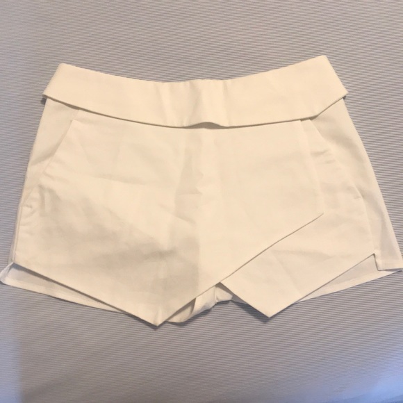 Aritzia Dresses & Skirts - Aritzia Talula white skort